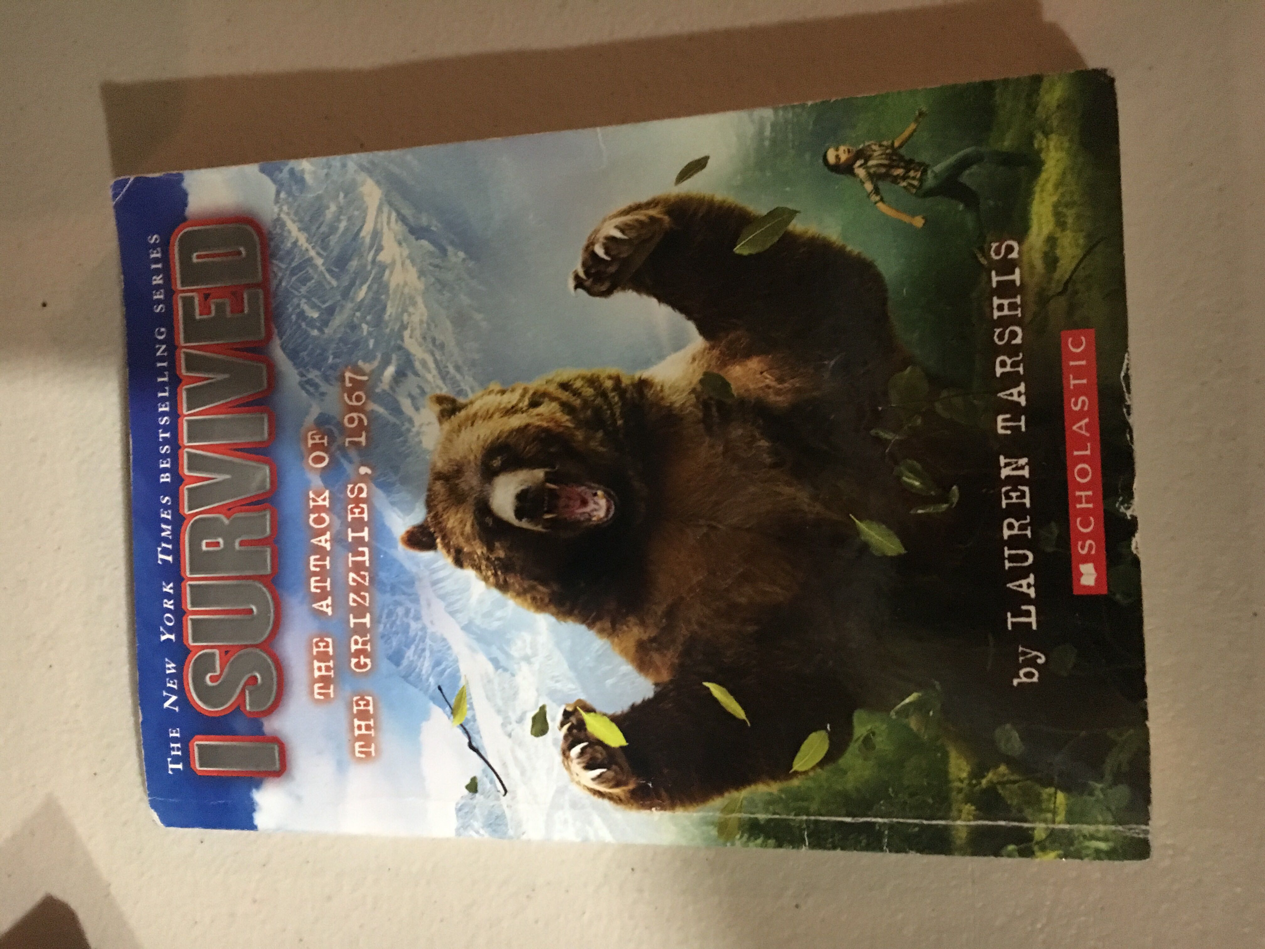 I Survived the Attack of the Grizzlies, 1967 (I Survived #17) - Lauren Tarshis (Scholastic Paperbacks - Paperback) book collectible [Barcode 9780545919821] - Main Image 1