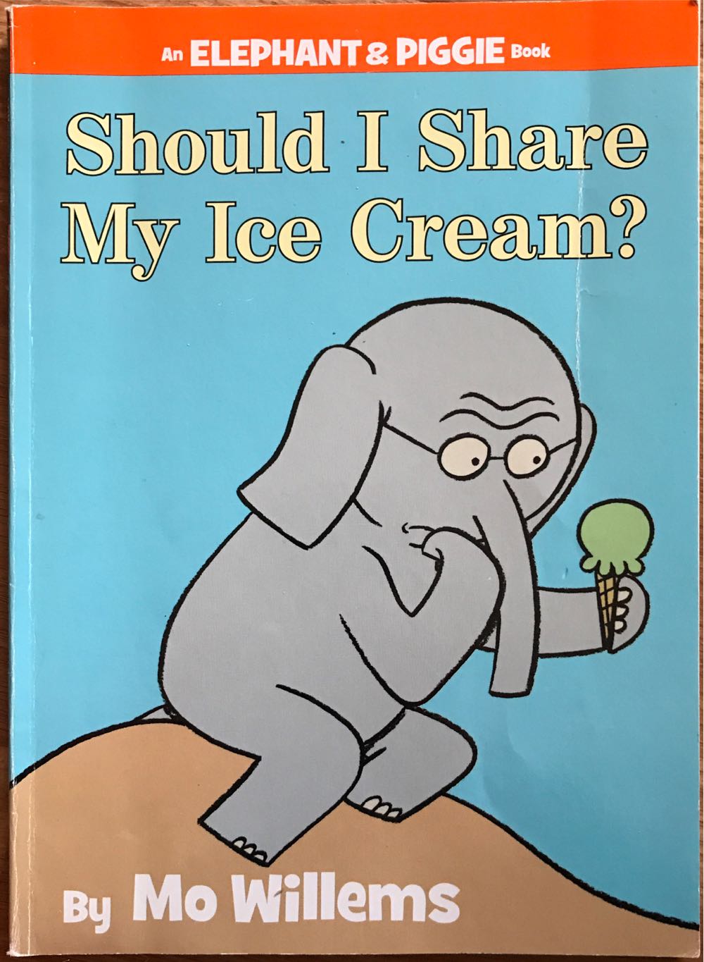 Elephant And Piggie: Should I Share My Ice Cream? - Mo Willems (A Scholastic Press - Paperback) book collectible [Barcode 9781338343588] - Main Image 1