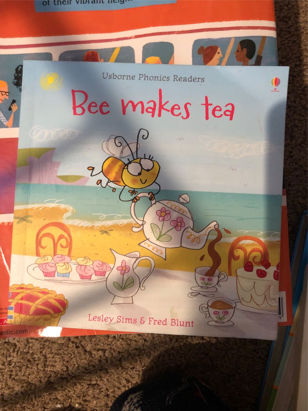 Mini Bee Makes Tea 9780794540791 Reading Circus ...