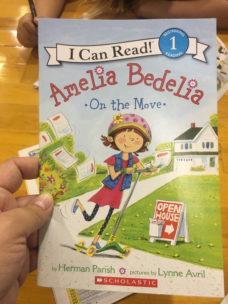 Amelia Bedelia on the Move - Herman Parish book collectible [Barcode 9781338334074] - Main Image 1