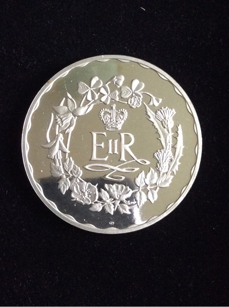 Queen Elizabeth II Silver Jubilee Medal  coin collectible - Main Image 2