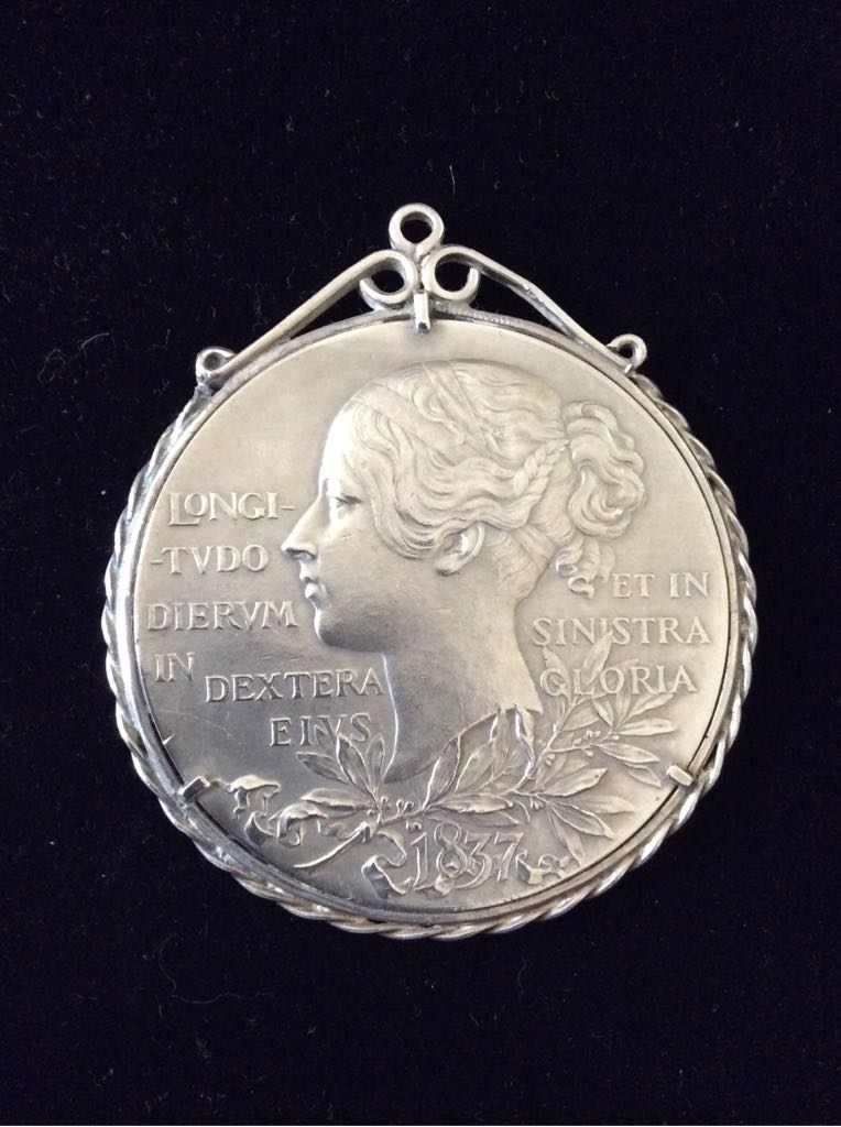 Large Queen Victoria Diamond Jubilee Medal Mounted  coin collectible - Main Image 2