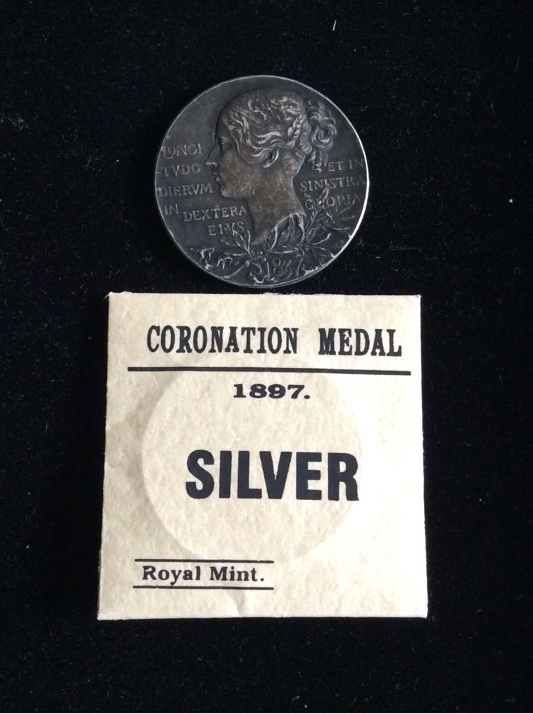 Small Queen Victoria Diamond Jubilee Commemorative Medal  coin collectible - Main Image 2