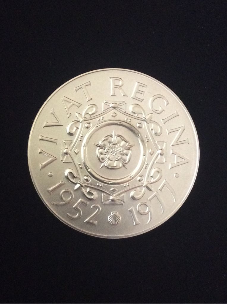 Queen Elizabeth II Silver Jubilee  coin collectible - Main Image 2