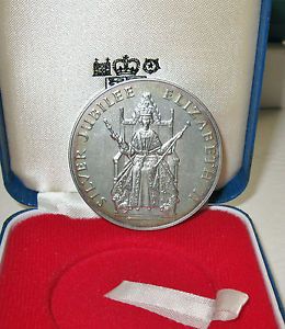 Queen Elizabeth II Silver Jubilee coin collectible - Main Image 1