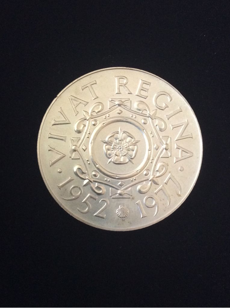Queen Elizabeth II Silver Jubilee coin collectible - Main Image 2