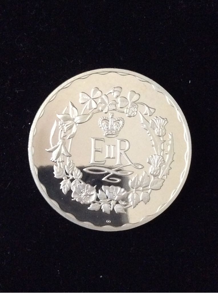 Queen Elizabeth II Silver Jubilee Medal  coin collectible - Main Image 2