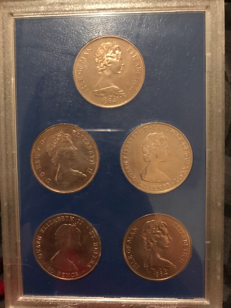 The Royal Family Crowns  coin collectible - Main Image 2