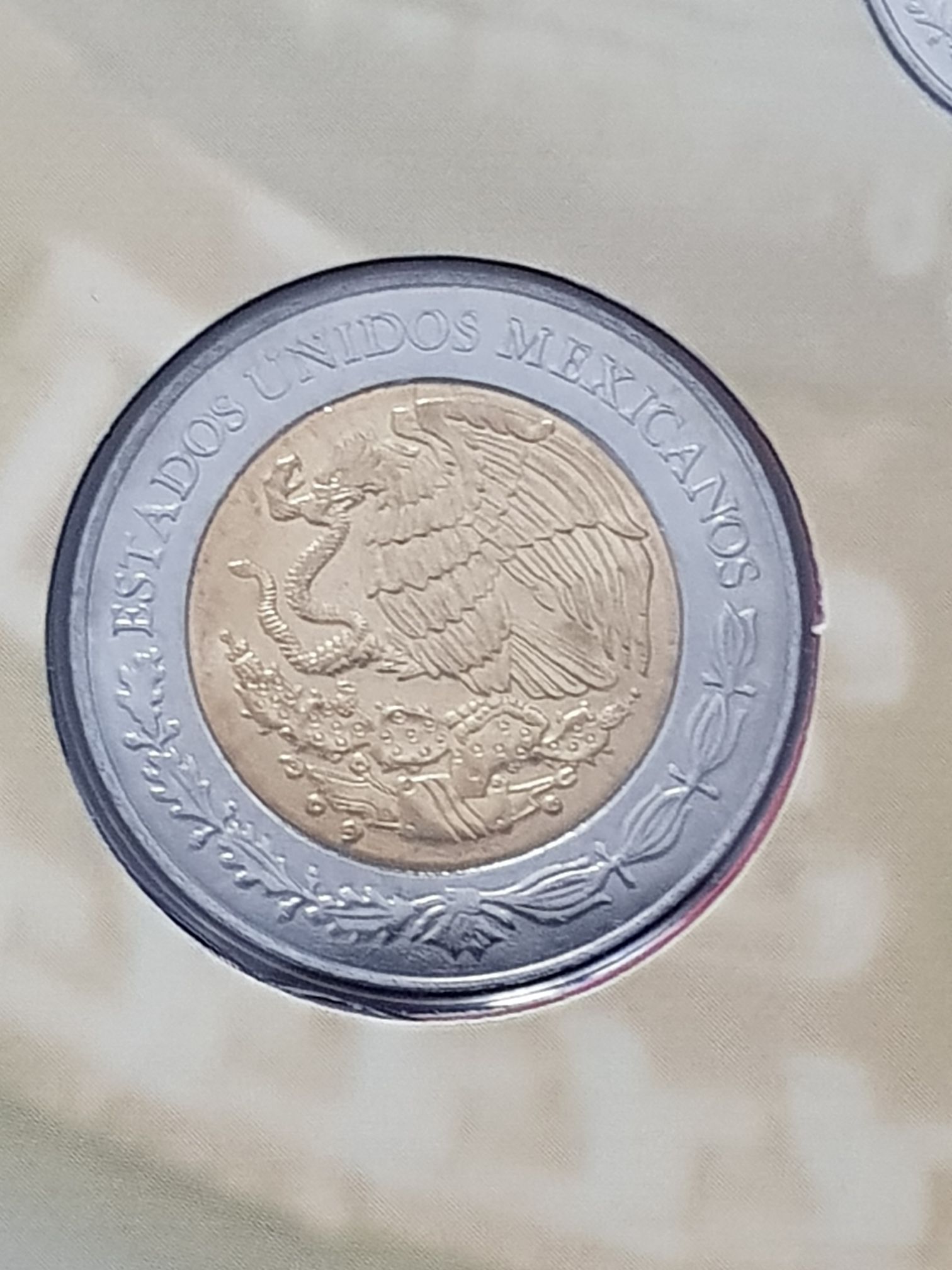 2 Pesos  coin collectible - Main Image 2