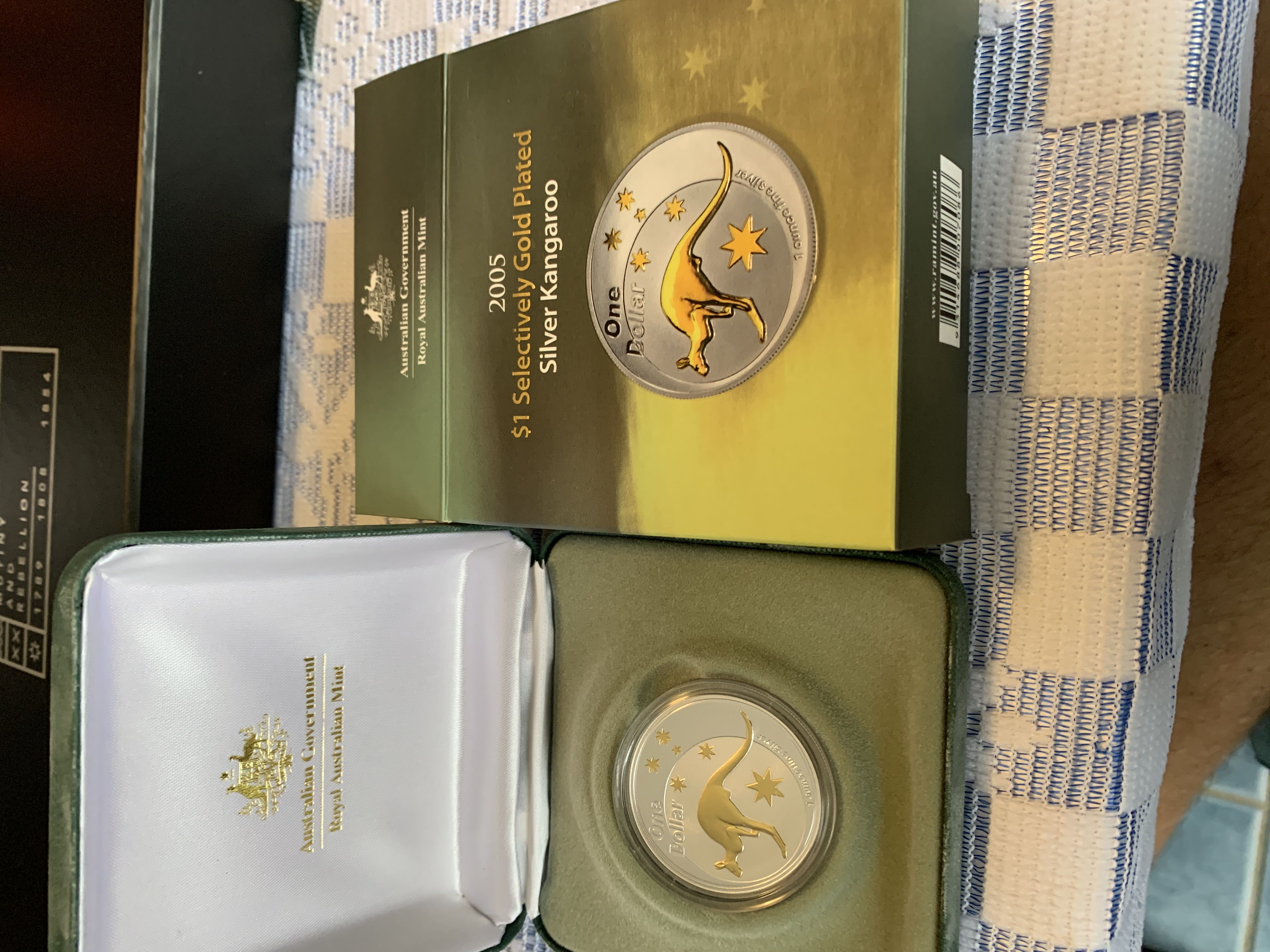 $1 Selectively Gold Plated Silver Kangaroo   coin collectible [Barcode 9314688007086] - Main Image 2