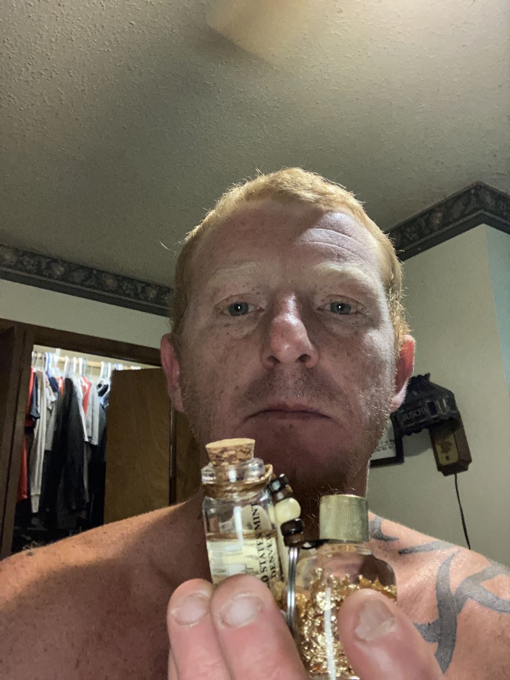 Gold Flake Bottle  coin collectible [Barcode 603265552682] - Main Image 4