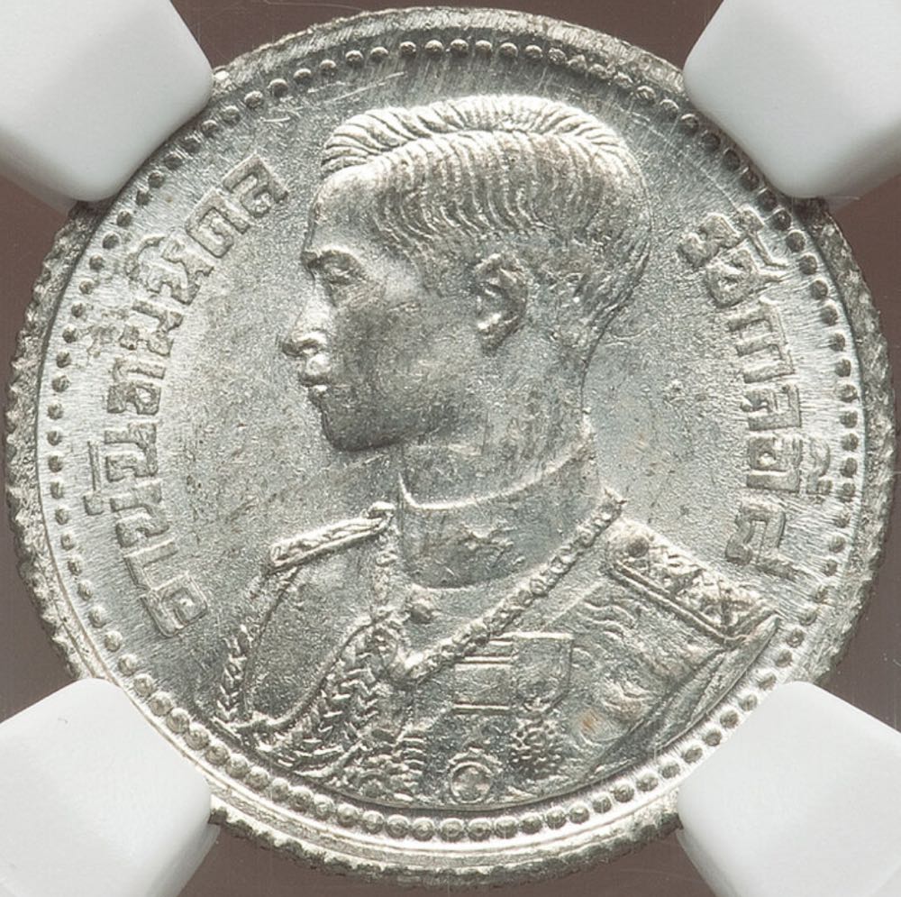 Disney Pirates Of The Carribean Medallion