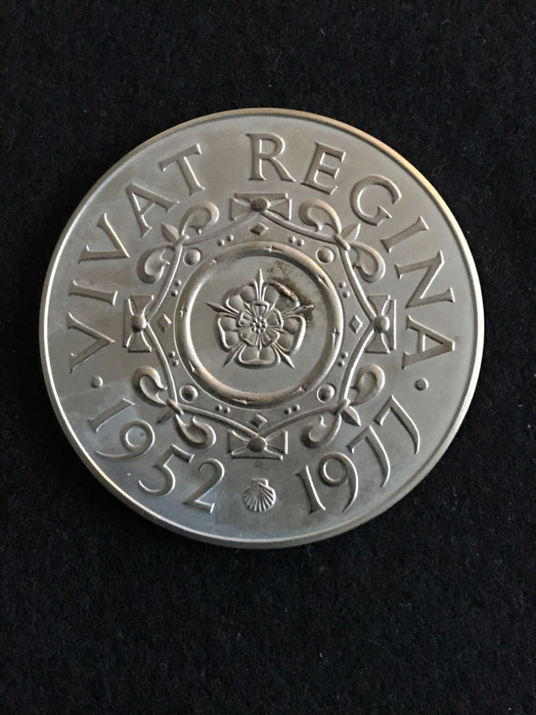 Queen Elizabeth II Silver Jubilee  coin collectible - Main Image 2