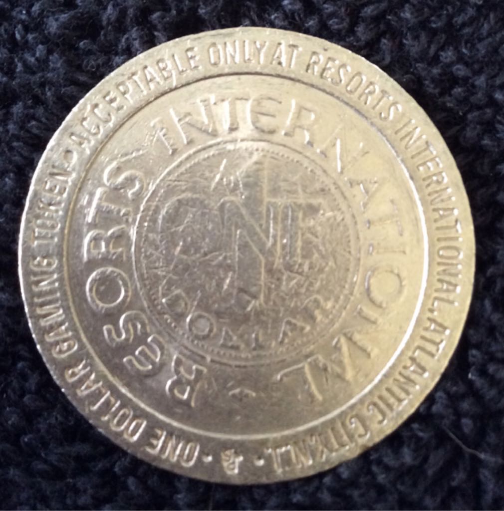 Resorts International AC 1987 $1 Gaming Token  coin collectible - Main Image 2