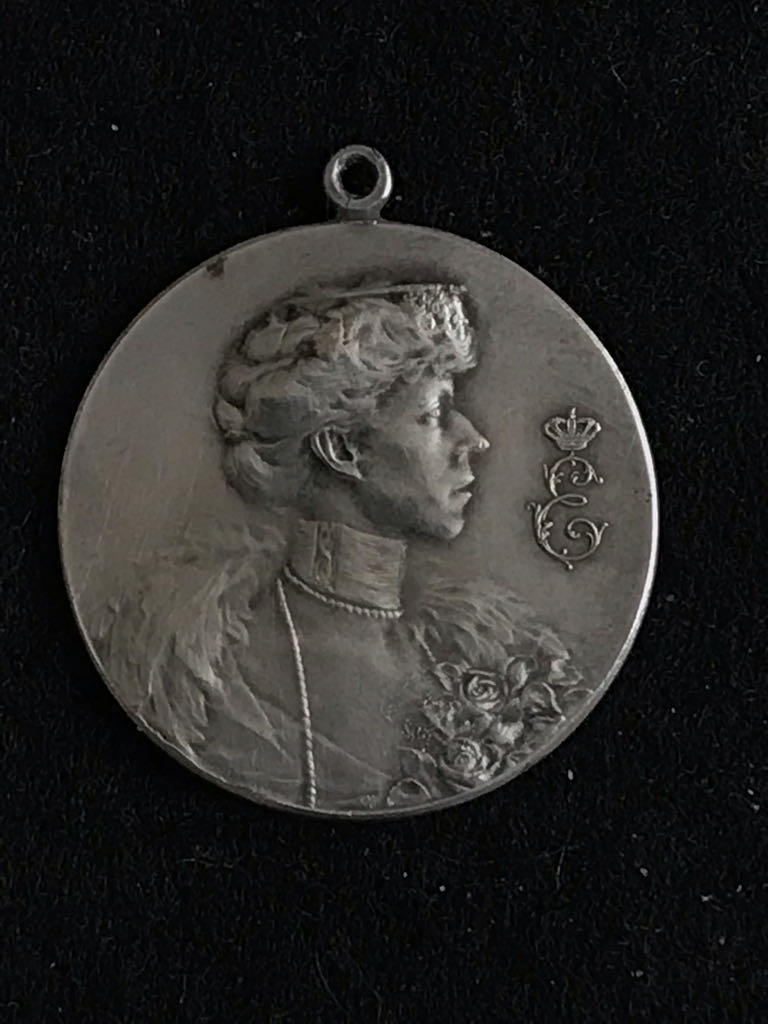 Elisabeth - The Charitable Queen Medal coin collectible - Main Image 1