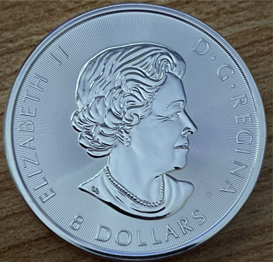 2016 CANADA Queen Elizabeth II SNOWY GYRFALCON 1.5 OZ Silver coin collectible - Main Image 1