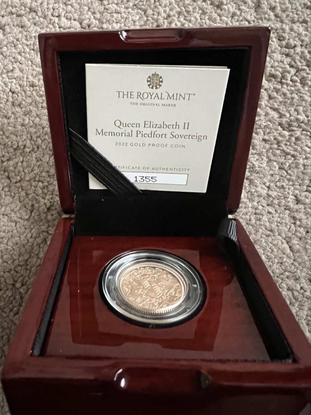 Queen Elizabeth II Memorial Sovereign  coin collectible - Main Image 3