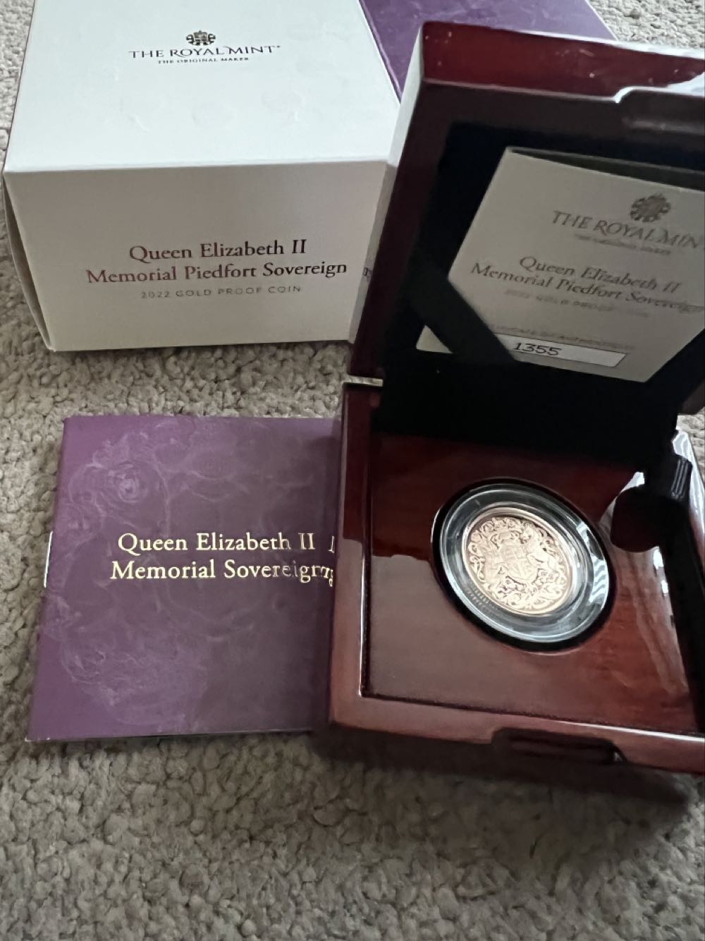 Queen Elizabeth II Memorial Sovereign  coin collectible - Main Image 4