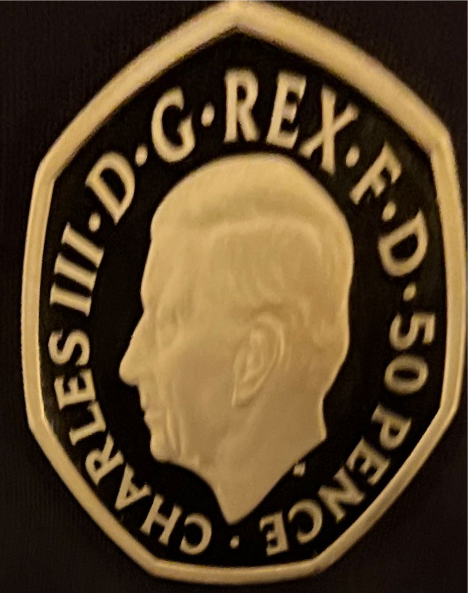 Her Majesty Queen Elizabeth II  coin collectible [Barcode 5026177601128] - Main Image 2