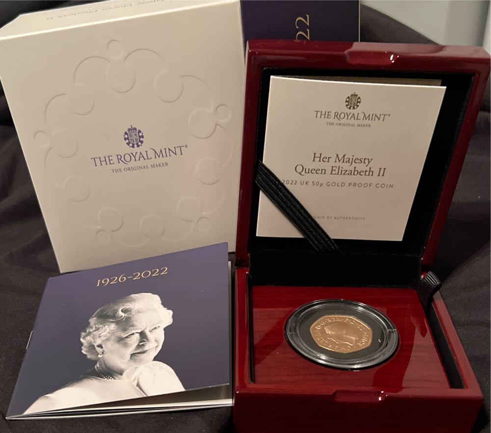 Her Majesty Queen Elizabeth II  coin collectible [Barcode 5026177601128] - Main Image 3