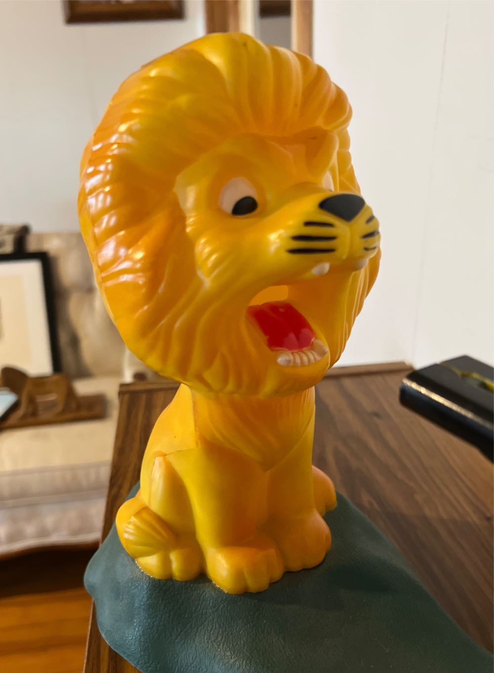 MASCON SIR REGINALD AND LION ANIMATED COIN BANK 1960s PLASTIC WORKS  coin collectible - Main Image 3