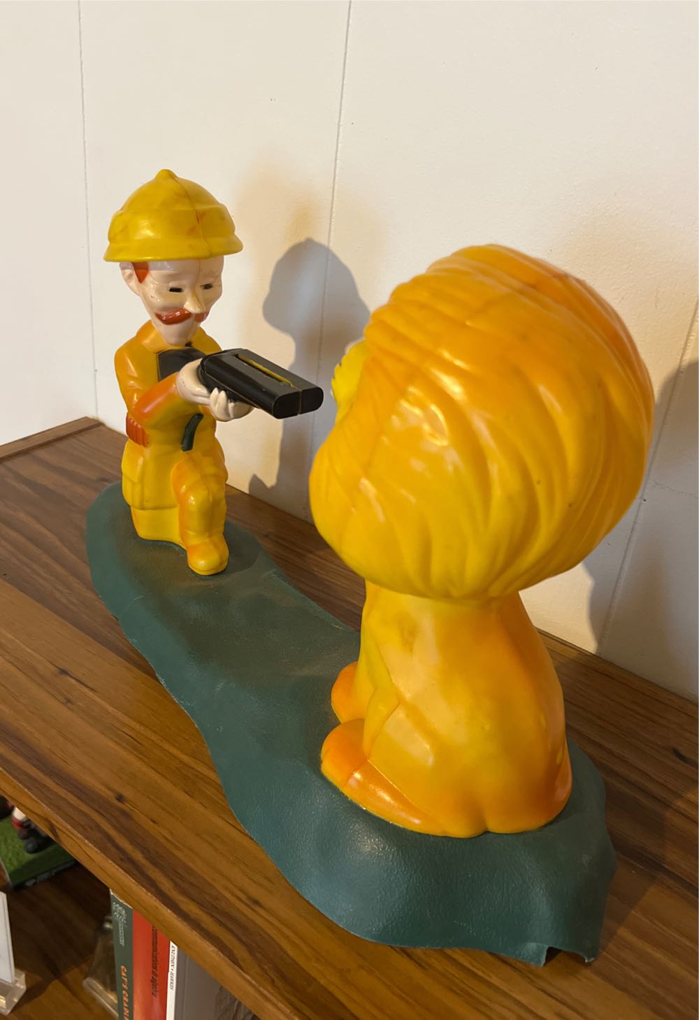 MASCON SIR REGINALD AND LION ANIMATED COIN BANK 1960s PLASTIC WORKS  coin collectible - Main Image 4