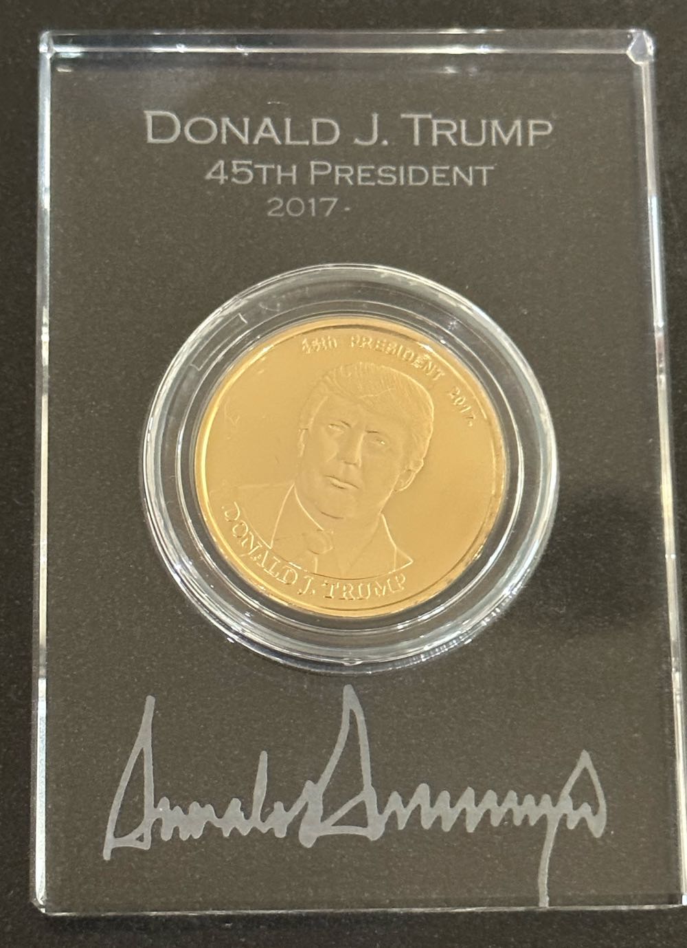 Dollar Presidential Golden 45th  coin collectible - Main Image 3