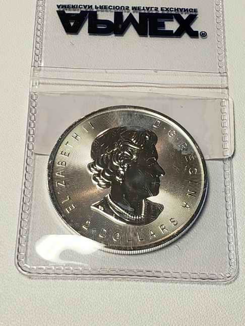 2016 Canada 3/4 Ounce Silver Howling Wolves  coin collectible - Main Image 2