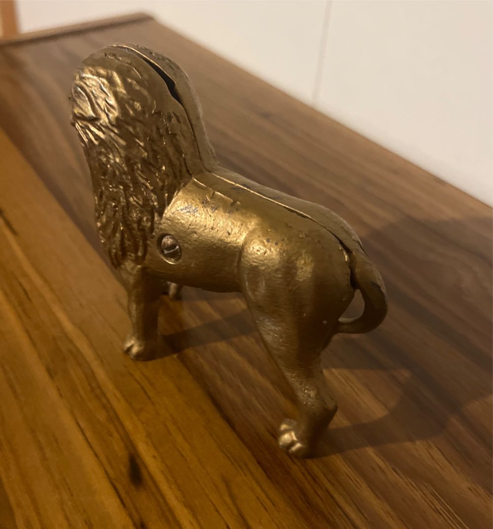 NICE ANTIQUE CAST IRON  MALE LION STILL BANK, ORIGINAL PAINT & SCREW  coin collectible - Main Image 2