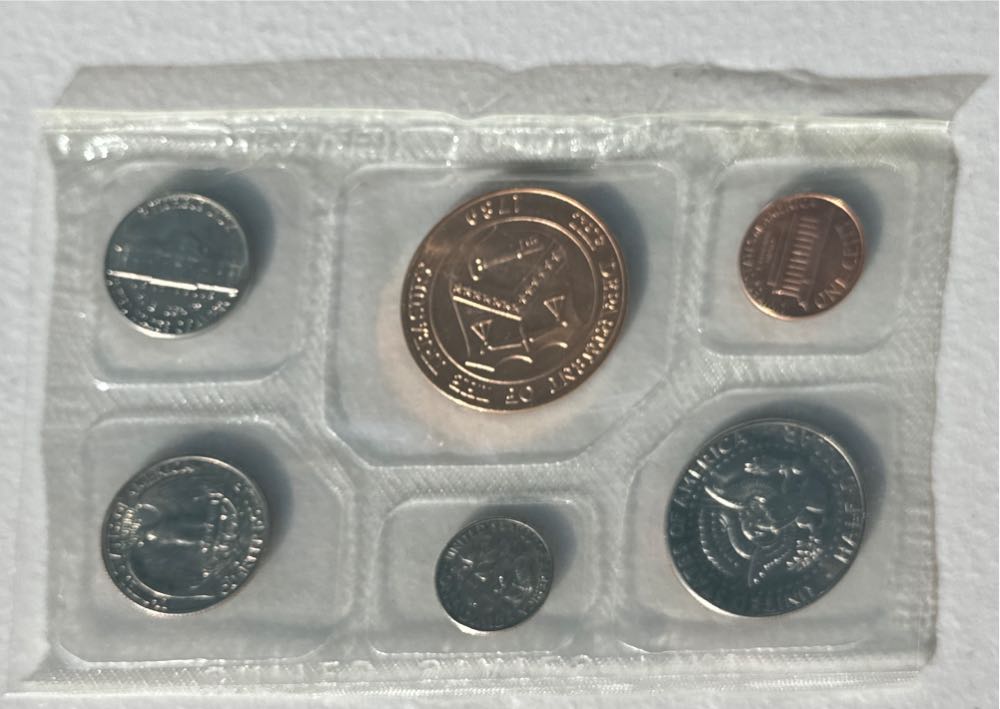1977 Denver Mint Set  coin collectible - Main Image 2