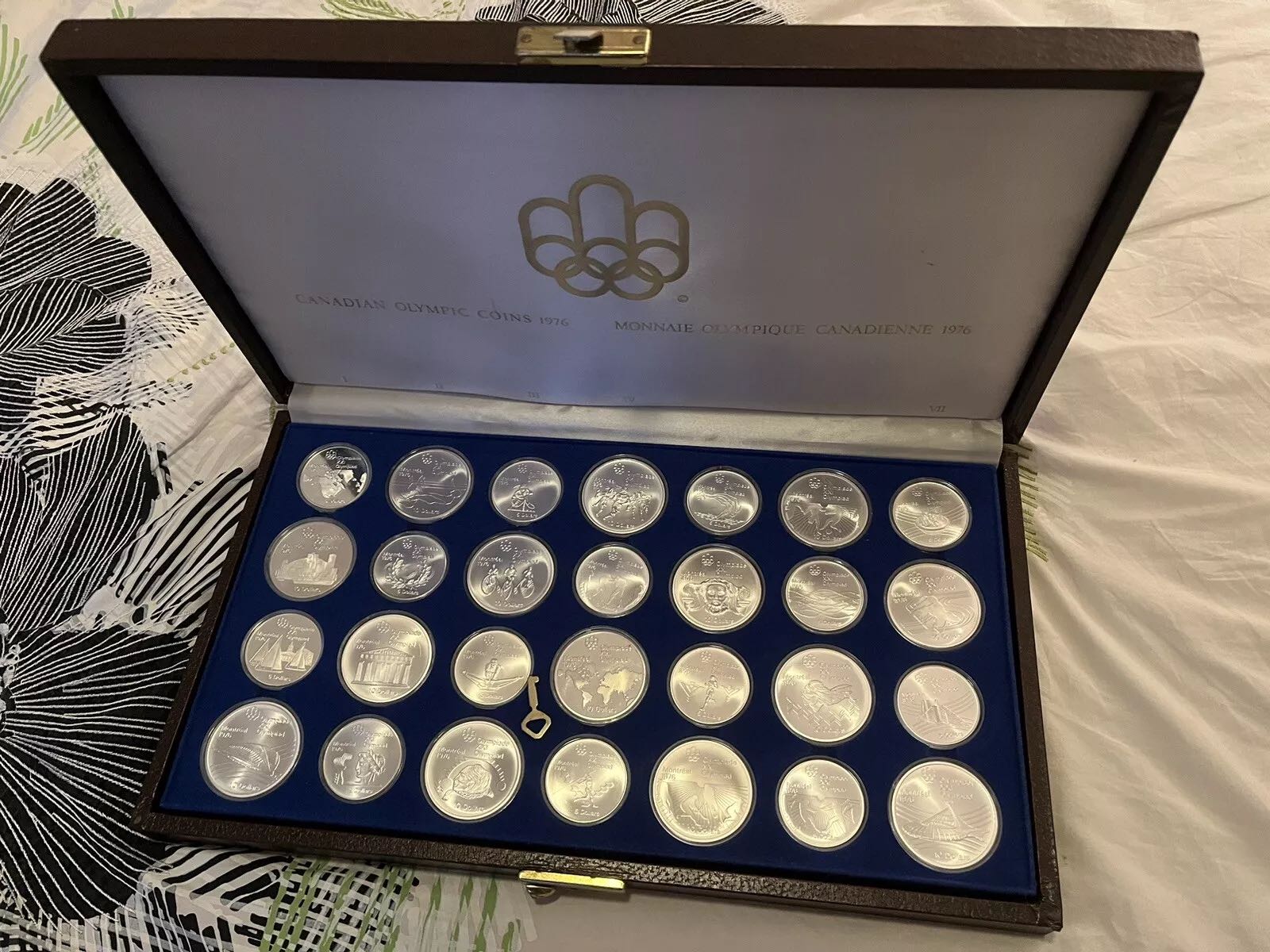 Jeux olympiques de Montréal (1976) : Coffret prestige - Pièces de 5 et 10 $ en argent pur (28 pièces)  coin collectible - Main Image 2