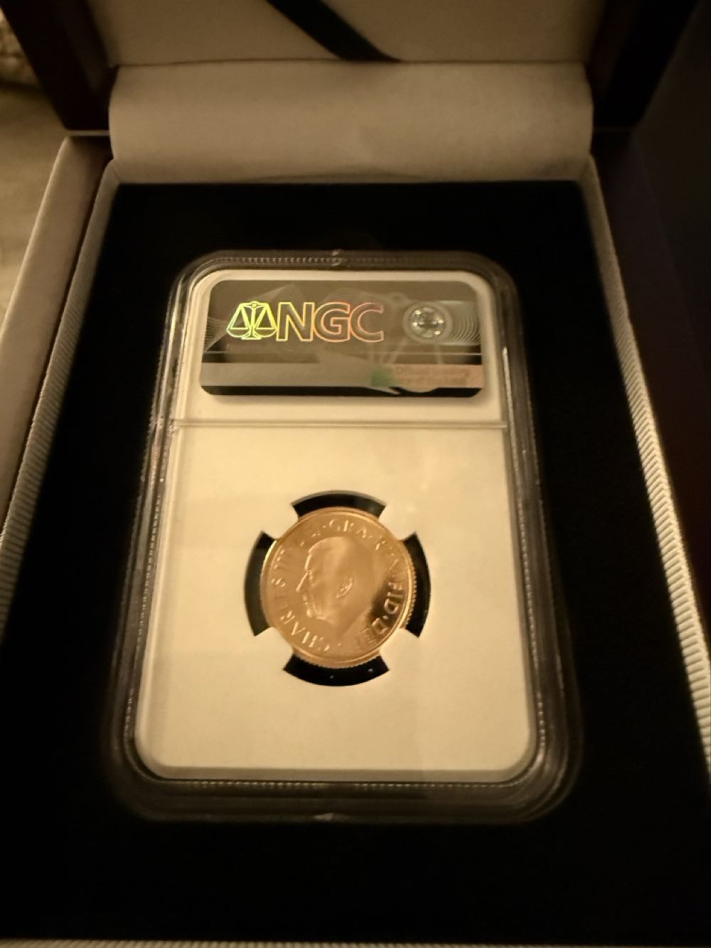 Great Britain Sovereign QE II Memorial First Releases 2022  coin collectible - Main Image 2