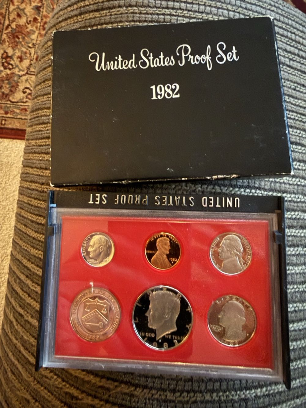 1982 United States Proof Set 1982  coin collectible - Main Image 2