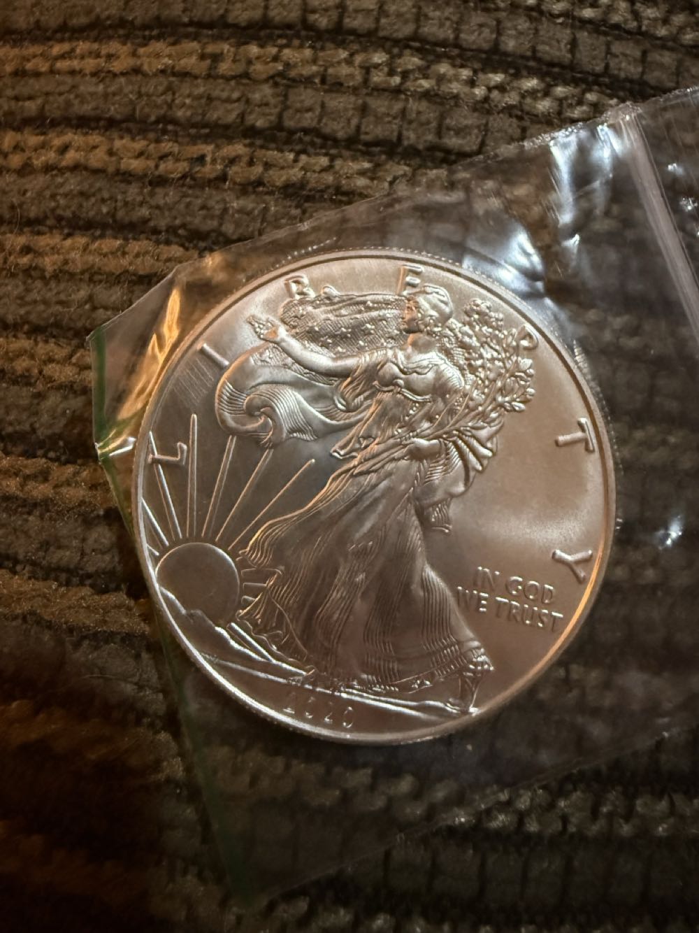 Eagle / bird of prey .9999 fine gold coin (1/10 oz, 100 dollars)