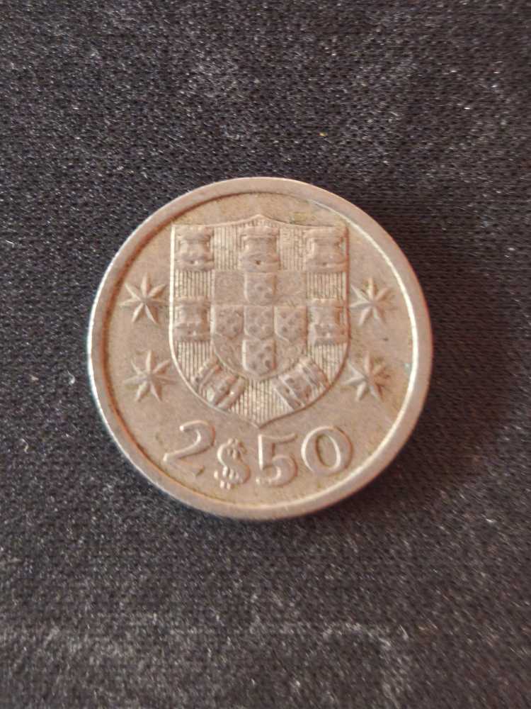 2,50 Escudos  coin collectible - Main Image 2