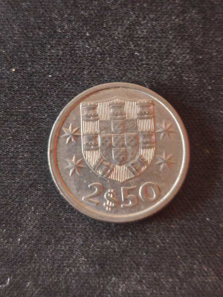 2,50 Escudos  coin collectible - Main Image 2