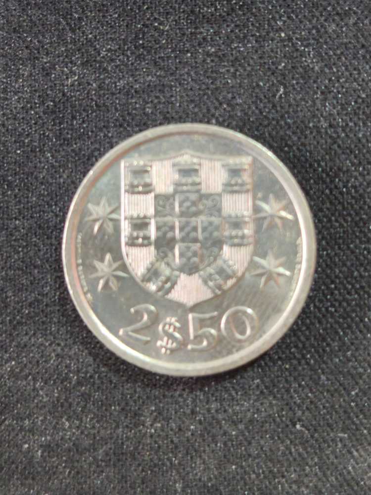 2,50 Escudos  coin collectible - Main Image 2