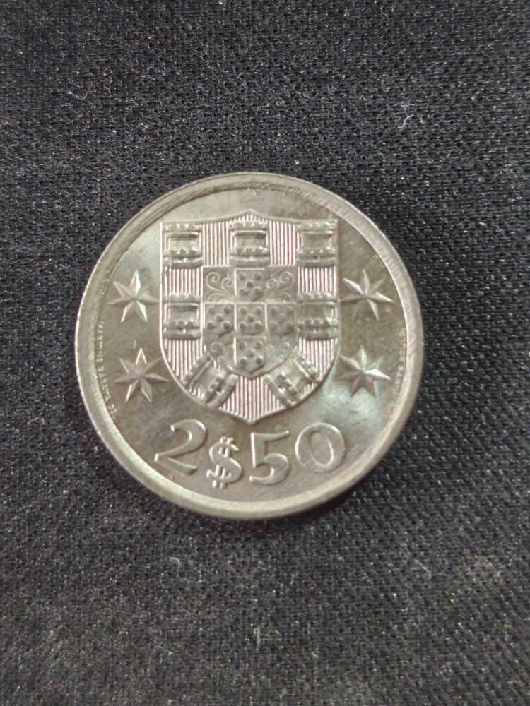 2,50 Escudos  coin collectible - Main Image 2