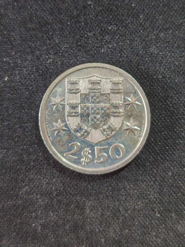 2,50 Escudos  coin collectible - Main Image 2