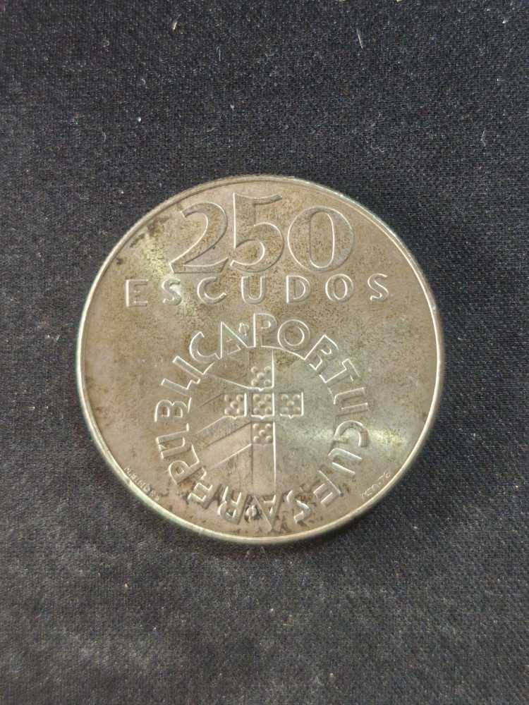 250 Escudos  coin collectible - Main Image 2