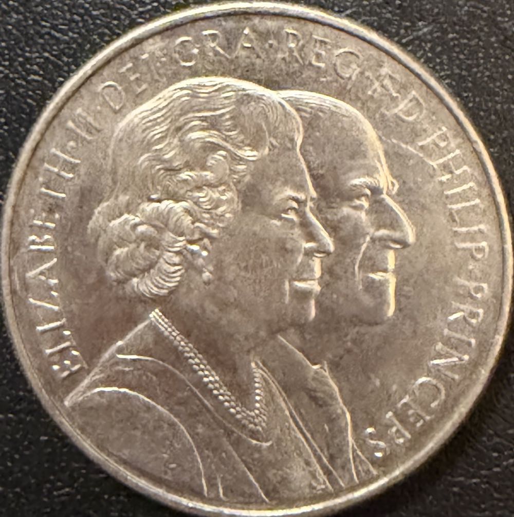 2007 Queens Diamond Wedding £5  coin collectible - Main Image 2