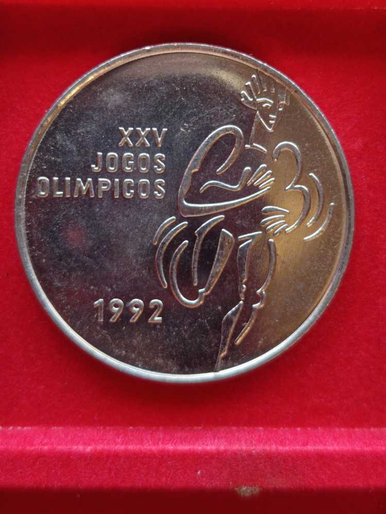 200 Escudos  coin collectible - Main Image 2