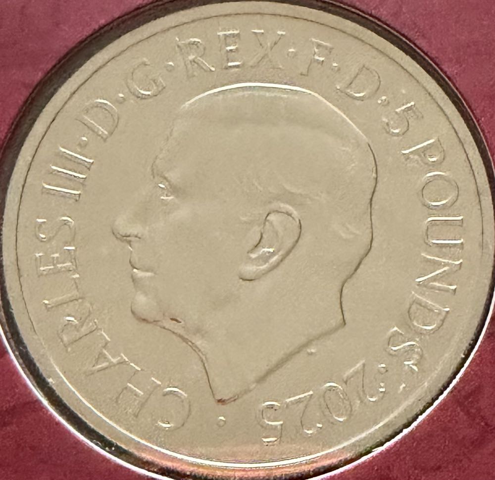 2025 The Coat Of Arms £5  coin collectible - Main Image 2