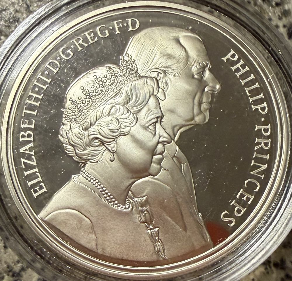 1997 Queen’s Golden Wedding Set £5  coin collectible - Main Image 2