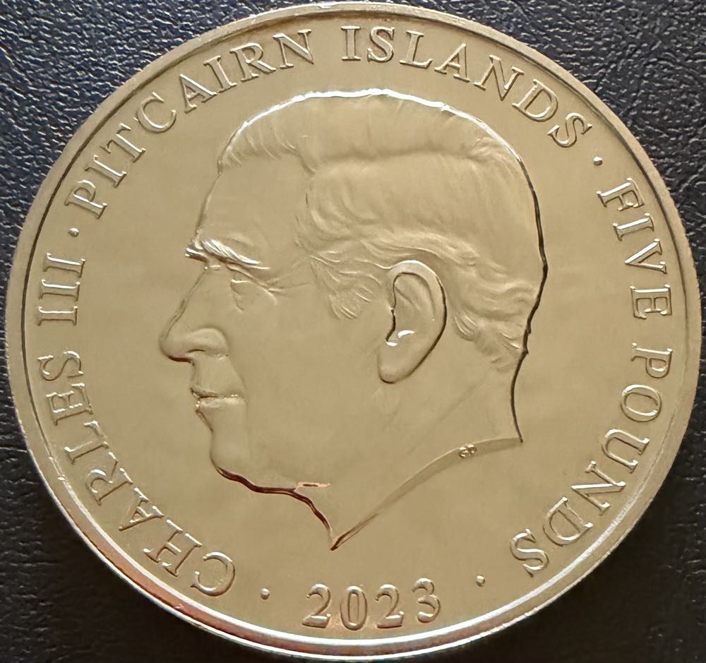 2023 Darth Vader £5  coin collectible - Main Image 2