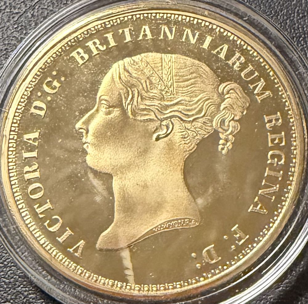 Victoria Una And The Lion Replica £5  coin collectible - Main Image 2