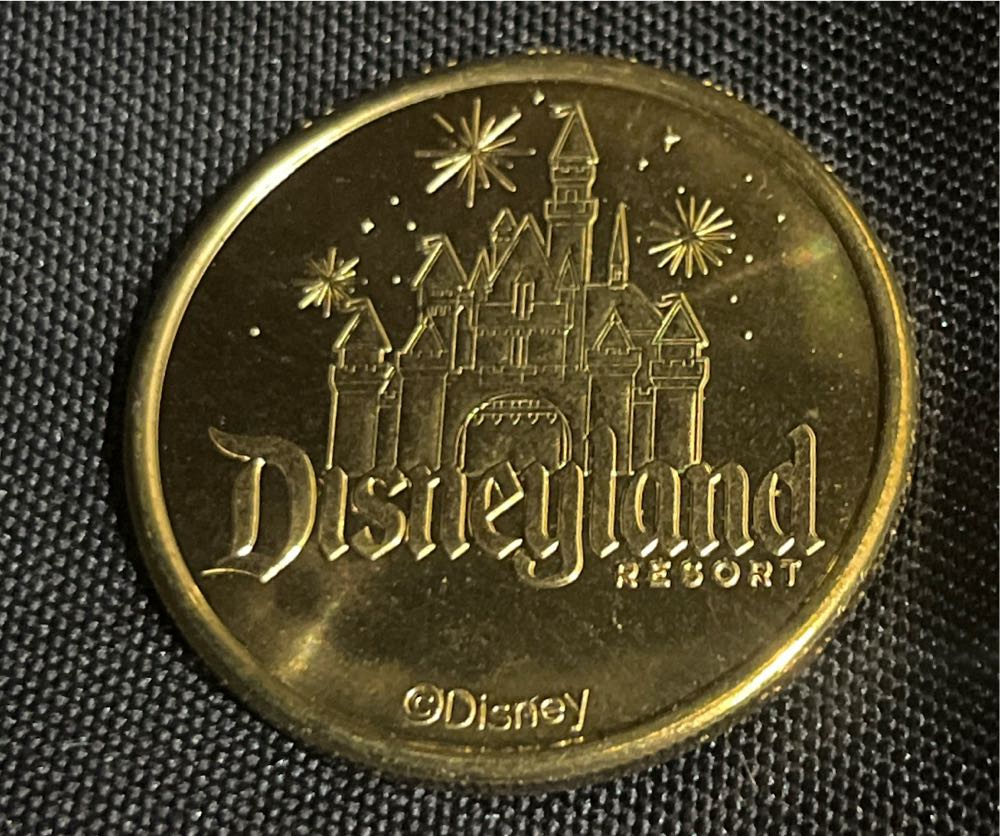 Mickey & Friends - Minnie Mouse & Daisy Duck  coin collectible - Main Image 2