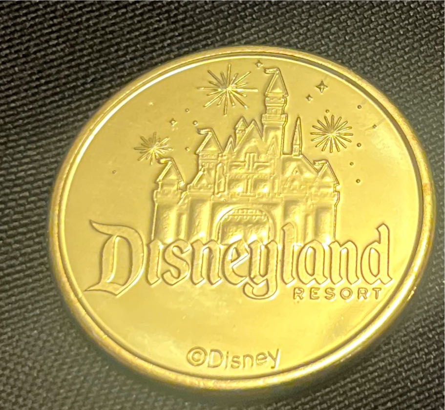 Mickey & Friends - Minnie Mouse Happiest Place On Earth 2024  coin collectible - Main Image 2