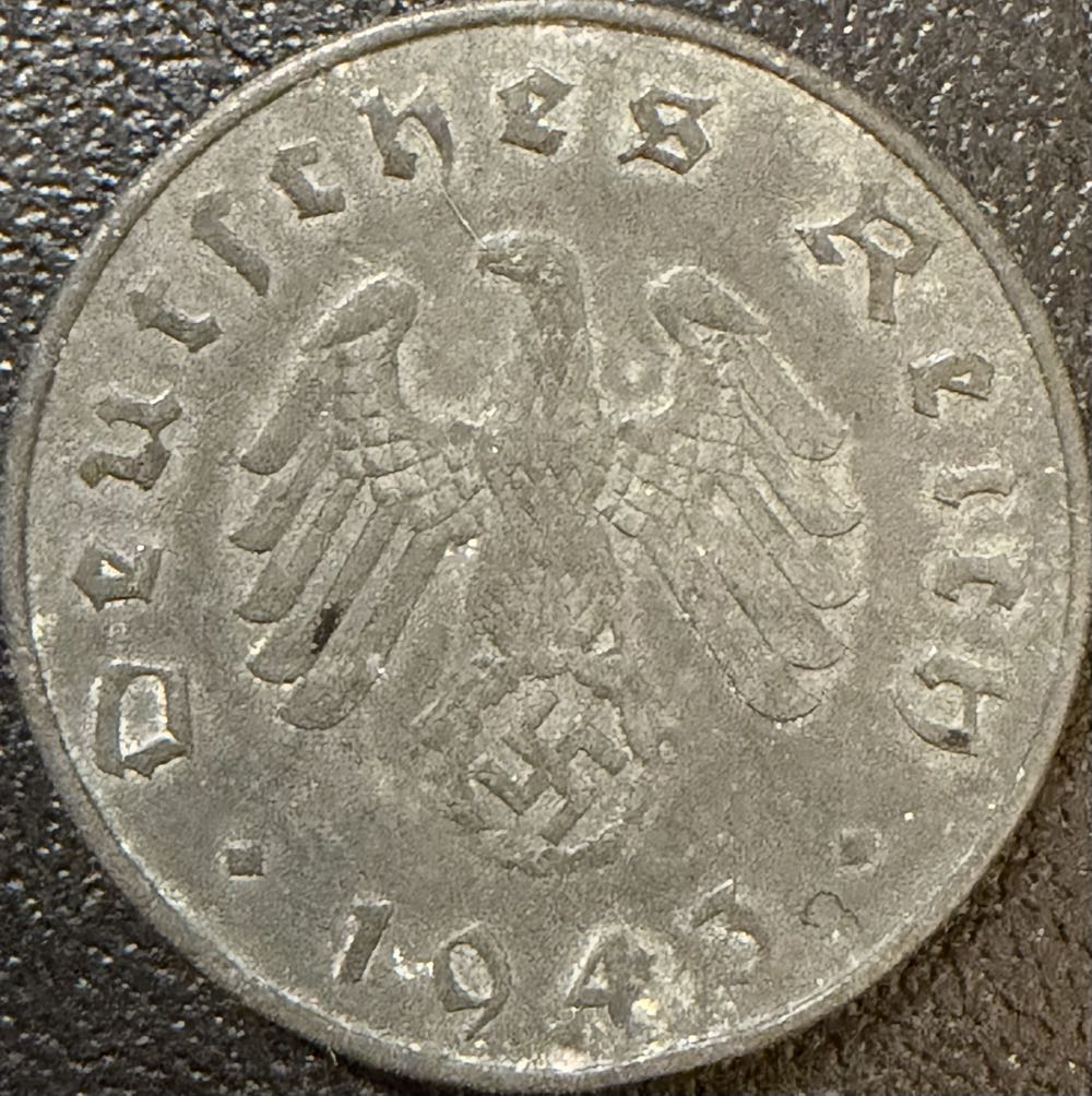 2019 World War Two Half Crown (2)