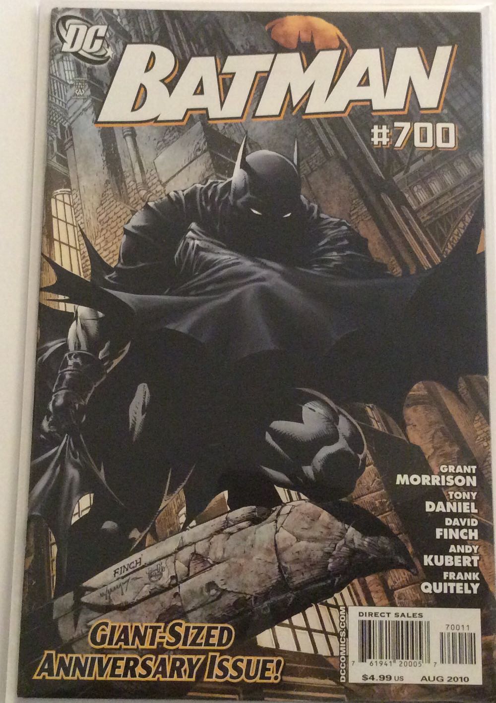 Batman - DC Comics (700 - Aug 2010) comic book collectible [Barcode 761941200057] - Main Image 2